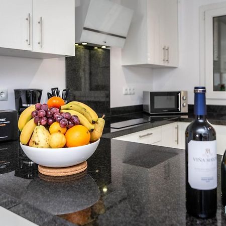 Puerto Banus Finest 2-Bdrm Apt - 50 Metres To Beach 马尔韦利亚 外观 照片